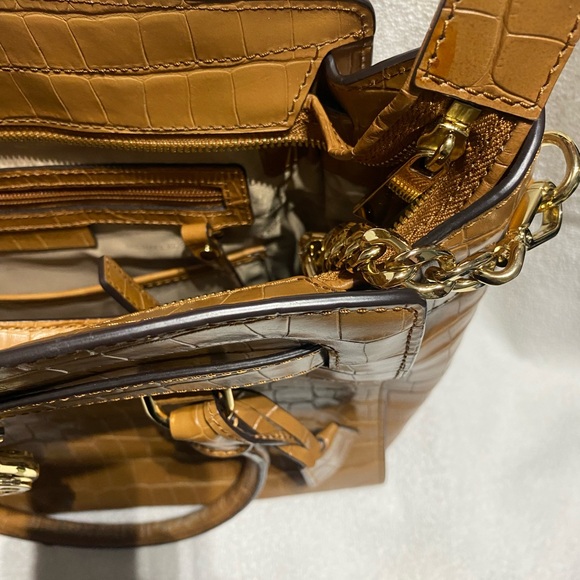 Micheal Kors Hamilton Camel Crossbody Just like new barely used good Condition. - Picture 6 of 11